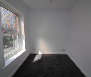 2 bedroom end of terrace house to rent - Photo 3