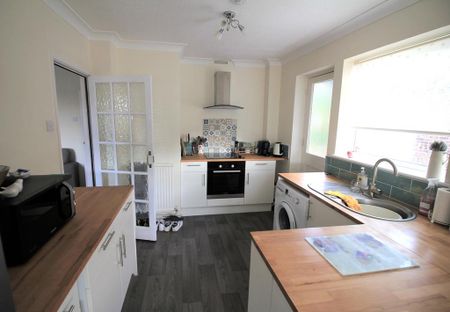 2 bedroom semi-detached bungalow to rent - Photo 3