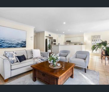 Amazing Coastal Location - 5 bedroom, 3 + Living, 2.5 Bathroom, Cov... - Photo 3