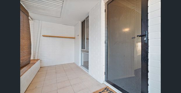 4x1 HOME WITH POOL IN ROCKINGHAM! - Photo 1