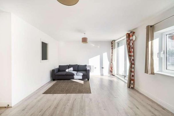 Holland Gardens, Brentford, TW8 - Photo 1