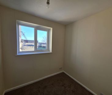 4 bedroom end of terrace house to rent - Photo 2