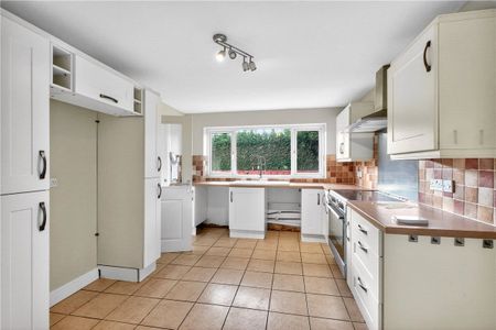 A semi-detached three-bedroom house - Photo 4