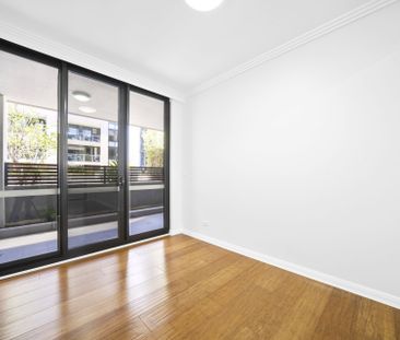 Courtyard| Floorboards | Side-By-Side Parking - Photo 3