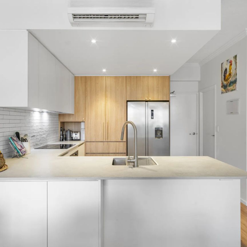 Contemporary Tri Level Townhouse in a Premium Locale - Photo 1