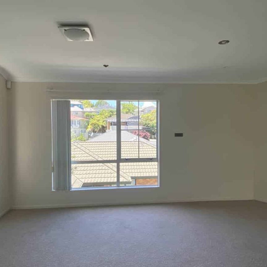 Beautiful Three-Level Family Home in a Conveni... - Photo 1