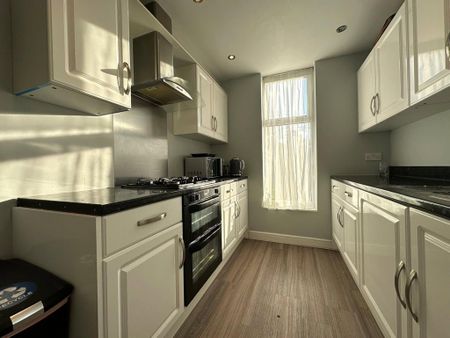 1 bedroom in a house share to rent - Photo 4