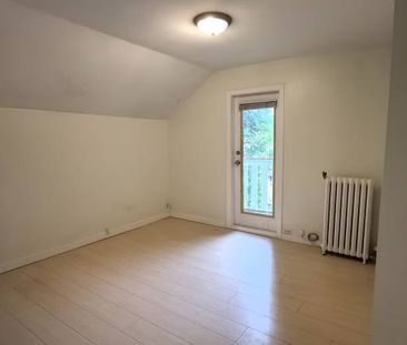 Studio with separate bedroom area in Kits. - Photo 3