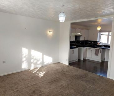 2 bedroom Detached bungalow to rent - Photo 2