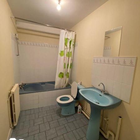 BROU (28160), appartement au rez-de-chaussée comprenant : Entrée sur pièce principale avec ... - Photo 1