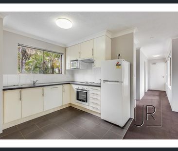 Light and bright unit moments to the beach - Photo 4