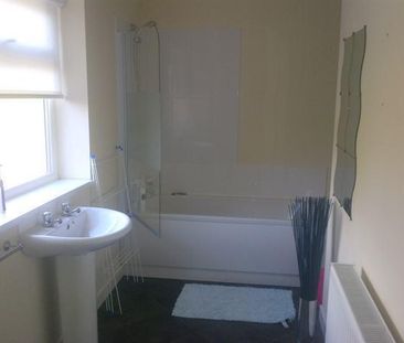 3 bedroom flat to rent - Photo 2