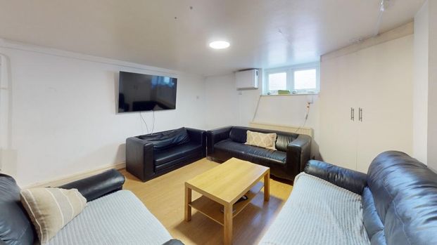 5 bedroom terraced house to rent - Photo 1