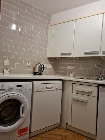 1 Bed Flat, Shad Thames, SE1 - Photo 4