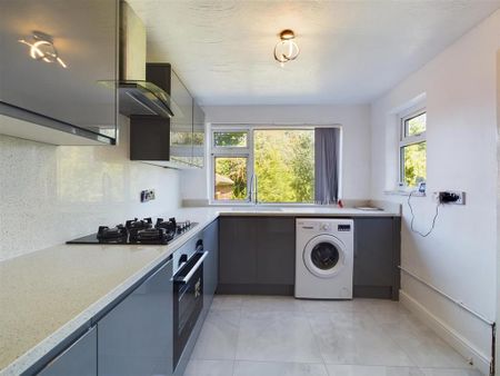 4 bedroom semi-detached house to rent - Photo 2