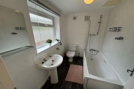 3 bedroom end of terrace house to rent - Photo 4