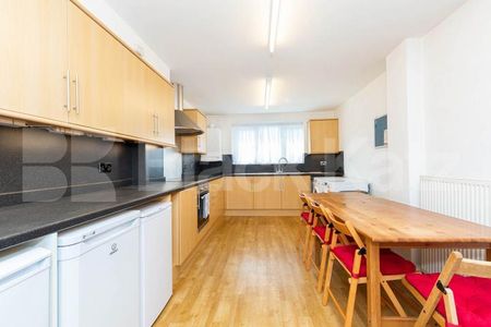 Aranged over 2 floors in a zone 1 location in Bloomsbury - Photo 5