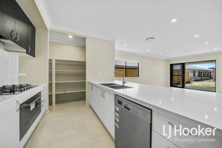 Modern Family Home with Ducted Air Conditioning & Media Room - Photo 3