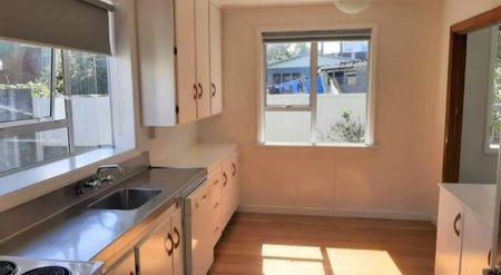 Charming 3-Bedroom Home with Fully Fenced Courtyard - Photo 5