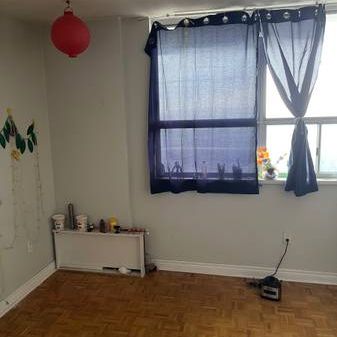 Room mate needed in downtown Toronto(Wellesley st) - Photo 2