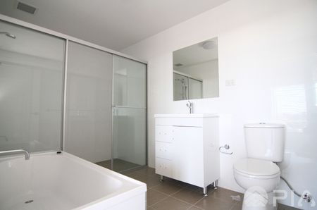 Centre of Parramatta, Modern Apartment, Awesome Specs! - Photo 3