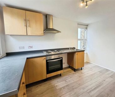 4 bedroom end of terrace house to rent - Photo 2