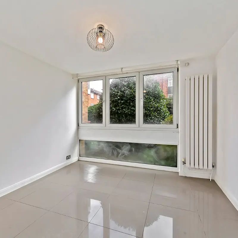 2 bedroom flat in Richmond - Photo 1