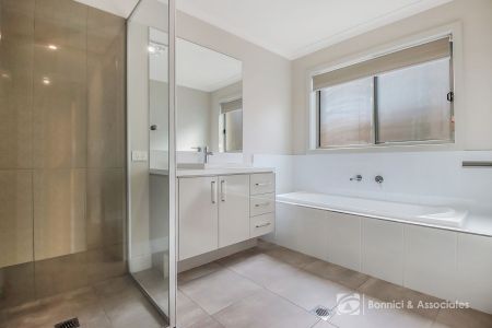 SPACIOUS, COMFORTABLE LIVING IN A PRIME WODONGA LOCATION - Photo 4