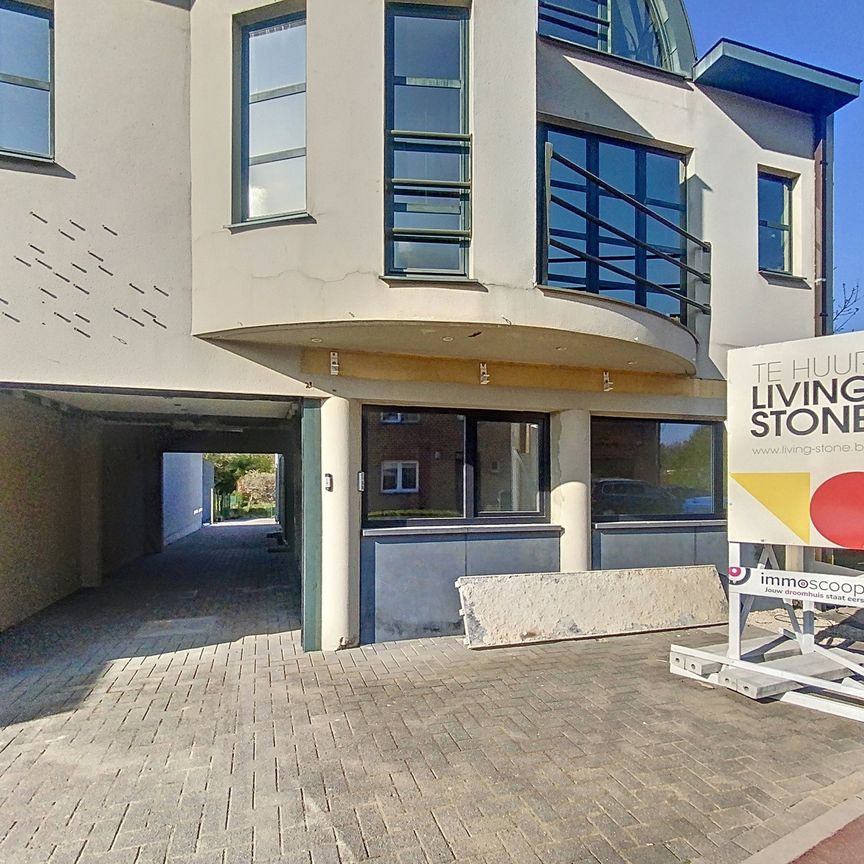 Vernieuwd gelijkvloers appartement met terras en tuin - Photo 1