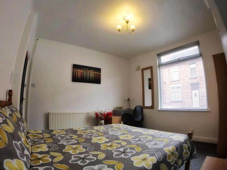 1 bedroom in a house share to rent - Photo 4