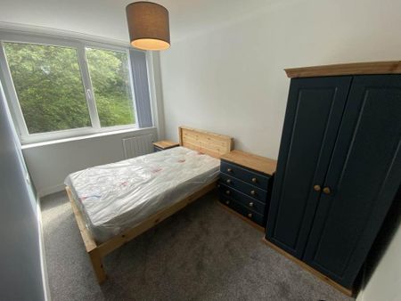 3 bedroom flat to rent - Photo 4