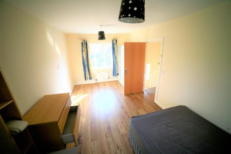 5 bedroom end of terrace house to rent - Photo 4