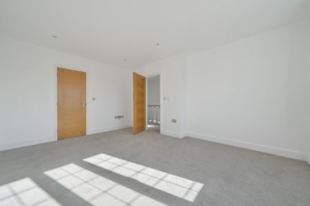 4 bedroom semi-detached house to rent - Photo 5