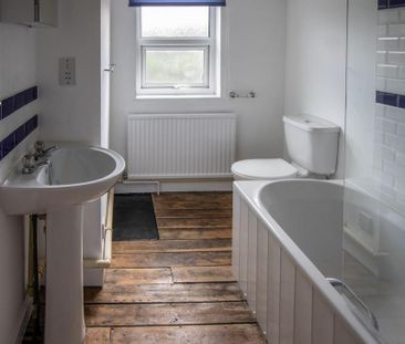 2 bedroom end of terrace house to rent - Photo 5