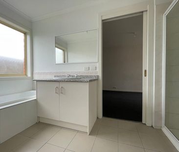 3/140 Biggs Street, St Albans VIC 3021 - Photo 4