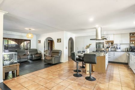 Spacious 5-Bedroom Family Home with Pool - Photo 2