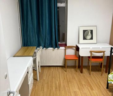 1 bedroom in a house share to rent - Photo 2