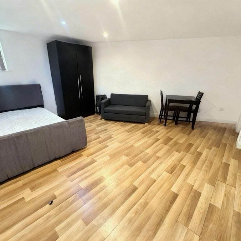 Studio to rent - Photo 1