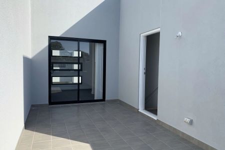 Modern 3 bedroom townhouse perfect summer location! - Photo 4