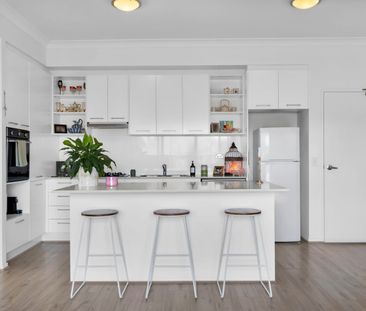 Light-filled two-bedroom apartment in convenient location - Photo 5