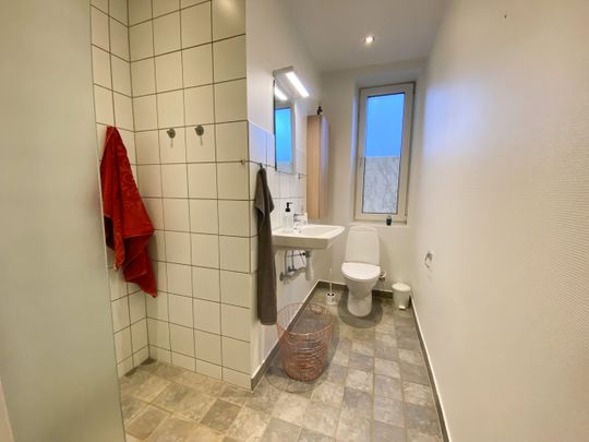 Dejlig 4-værelses lejlighed med to stuer en-suite - Photo 1