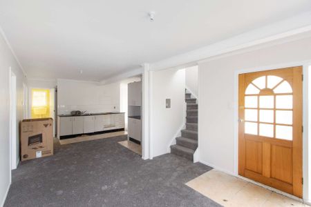 Spacious 6-bedroom Family Home! - Photo 3