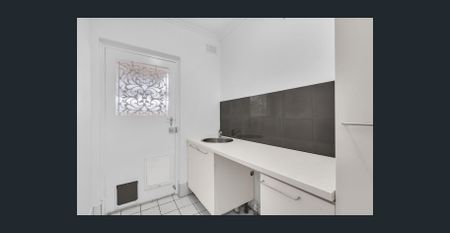 Easy-Care Unit Offering an Exceptional Lifestyle! - Photo 4