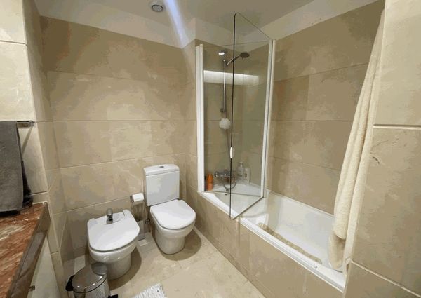 Apartamento T2 para arrendamento sem móveis com piscina nas Laranjeiras, Lisboa