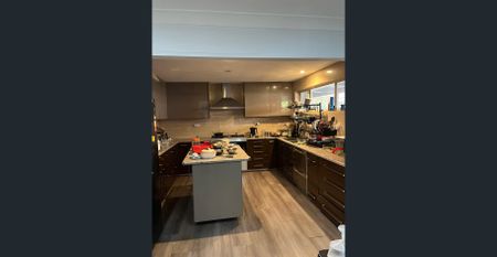 Large Family Home with Swimming Pool and Multi-Purpose Extra Space - Photo 4