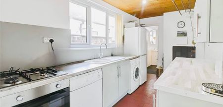 Well-presented 2-Bed Terraced House with Spacious Lounge/Diner – Close to Lidl, Sainsbury’s & market to let in - Photo 4