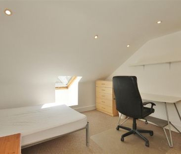 5 bedroom end of terrace house to rent - Photo 3