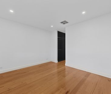 Contemporary Comfort in the Heart of Hughesdale - Photo 4