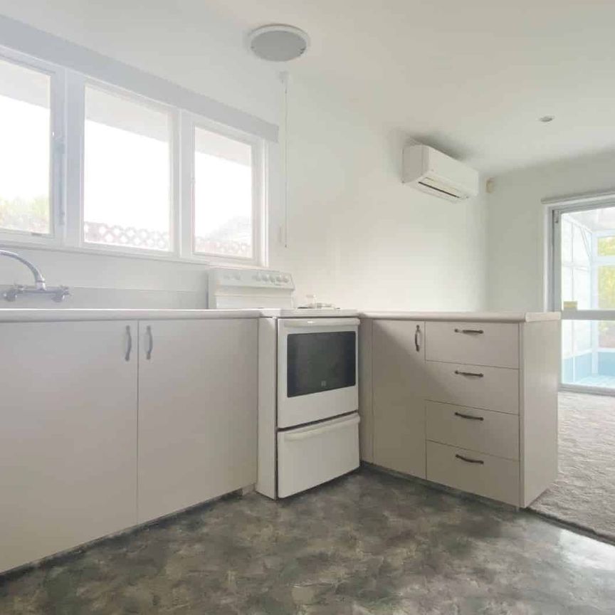 NORTHCOTE: 3 BEDROOMS, 1 BATHROOM, HEATPUMP, DOUBLE GARAGE - Photo 1