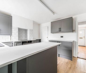 2 bedroom end of terrace house to rent - Photo 3